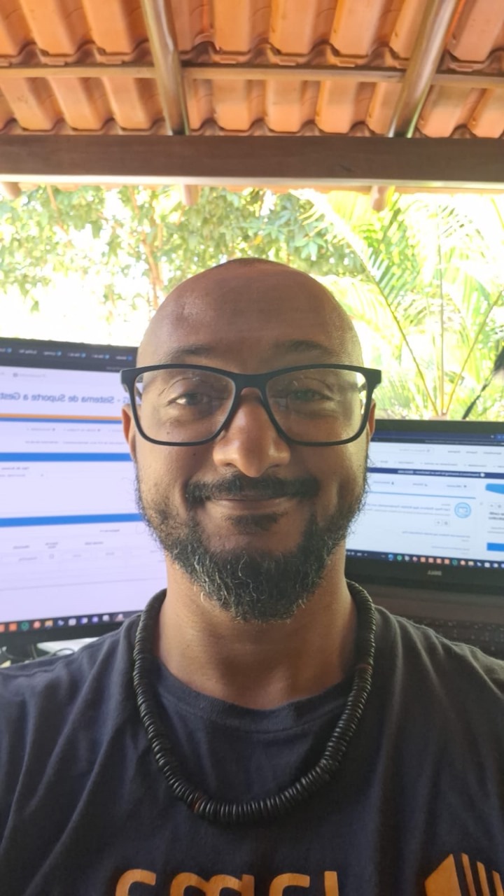 Retrato de Marcos Vinícius Carneiro, olhando para a câmera e sorrindo.